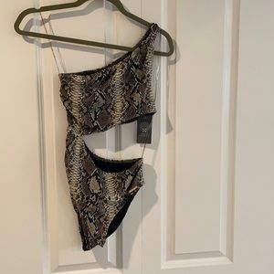 NWT Vince Camuto One Shoulder Swimsuit